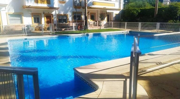 Vacation home with pool, patio & grill — photo 4