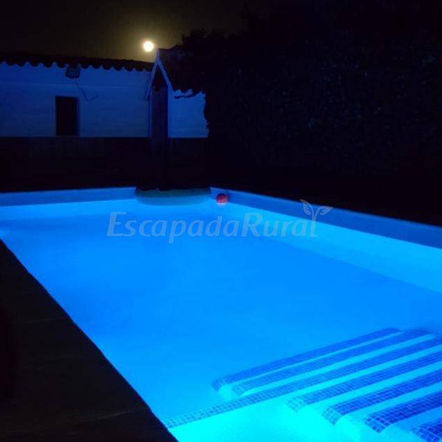 Cottage with patio, BBQ & pool | Garden view — photo 2