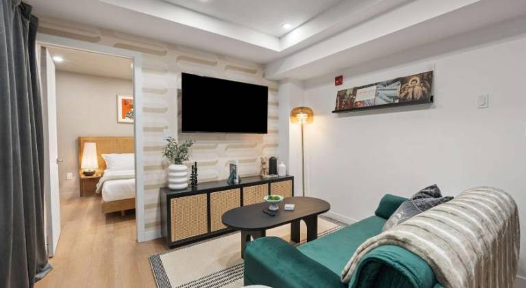 Casa Hotels McCaul Modern DT Suite w Workspace