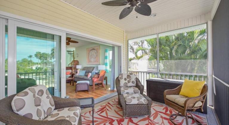 Vacation home with pool — photo 2
