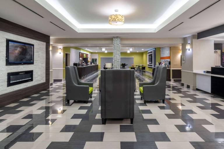 La Quinta Inn & Suites by Wyndham Prattville — photo 2