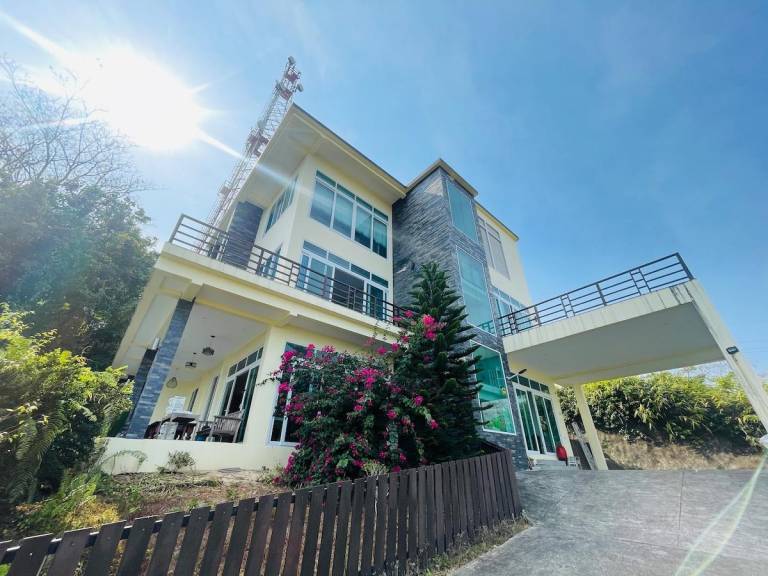 Wonderful vacation home with barbeque, pool & garden | Perfect for remote work | Pets allowed in Ko Chang