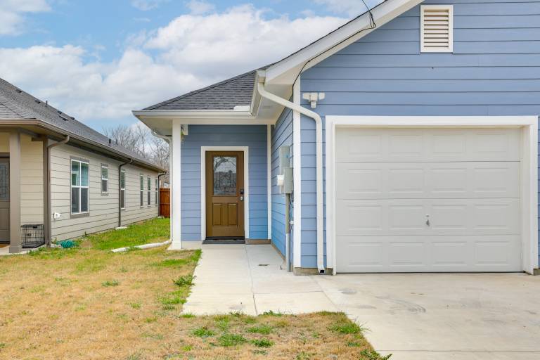 Private Yard, Pet Friendly: Southeast Dallas Home — photo 2