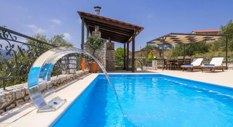 Vacation home with hot tub & pool in Chania
