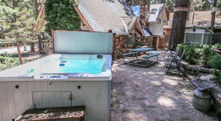 Cornerstone Cabin -Fun and cozy home with a hot tub that backs to the National Forest! — photo 2