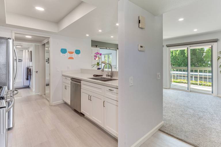 2 Mi to Dtwn Palm Springs! Modern Condo w/ Pool — photo 5