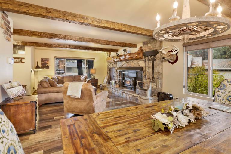 Eagle Point Lodge at Big Bear- Hot Tub- Games- Walk to Lake in San Bernardino, CA
