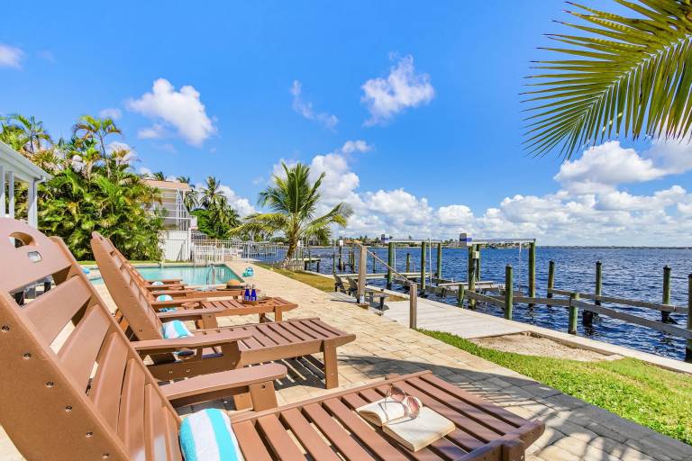 House with BBQ & private pool | Water view — photo 4