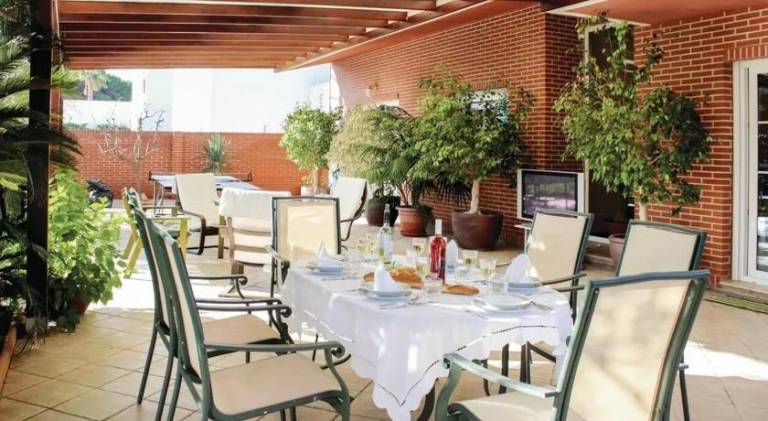 Fully equipped ample villa with patio, pool & grill | Next to the beach | Perfect for remote work | Pets are welcome — photo 4