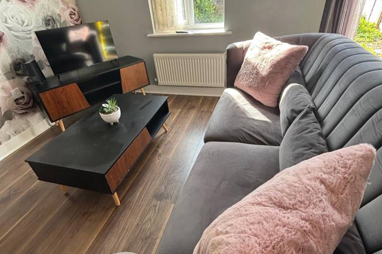 Trowbridge Close Long stay parking WiFi Sleeps7