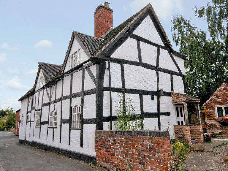 Cottage with BBQ & yard in Stafford