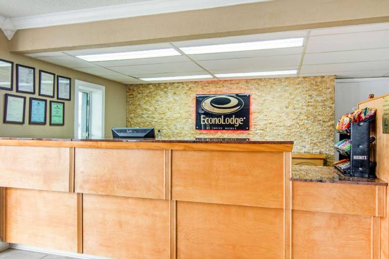 Econo Lodge Madison Airport — photo 4