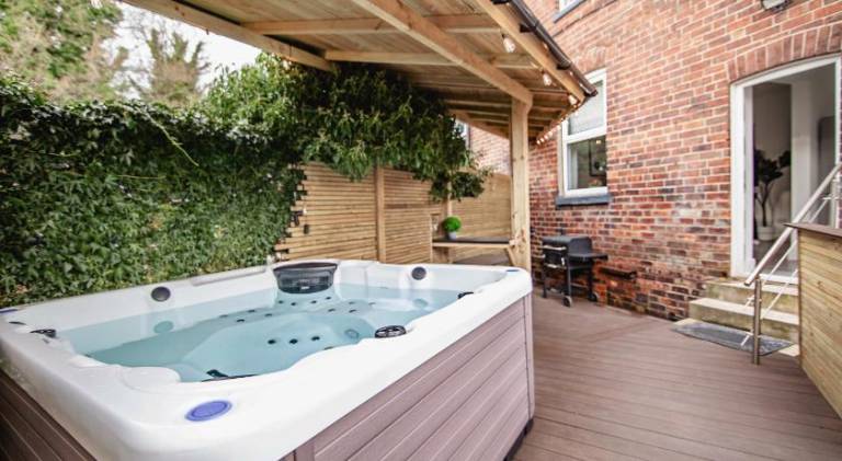 Modern Central Luxury Home with Hot Tub Sauna 12PPL — photo 5