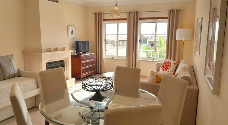Apartment with private pool, terrace & yard in Leiria