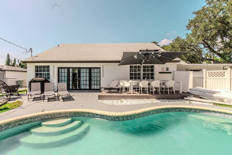 Fun 4Bd Poolside House with Games Sleeps 10