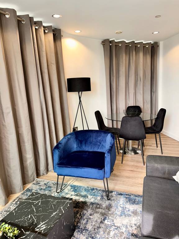 RiverView Balcony 4 Guests Near Old Trafford