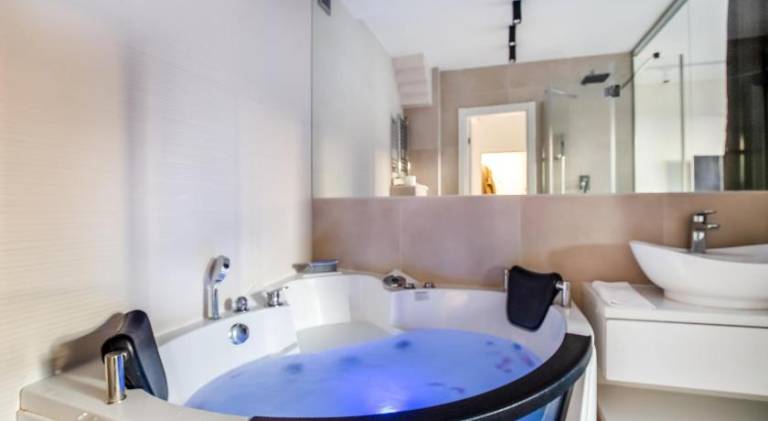 Holiday apartment with patio & hot tub | Next to Nikola Tesla Museum | Good for workation — photo 3