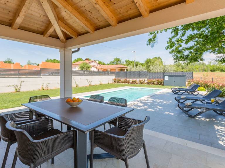 House with patio, BBQ & private pool — photo 4