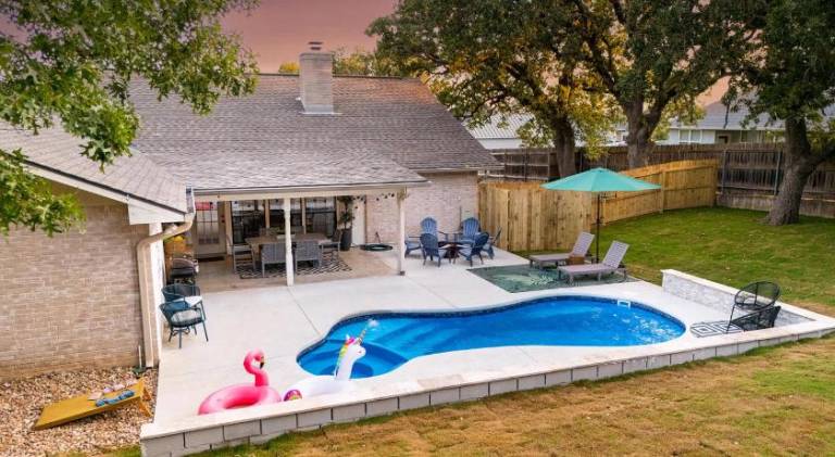 House with pool — photo 5