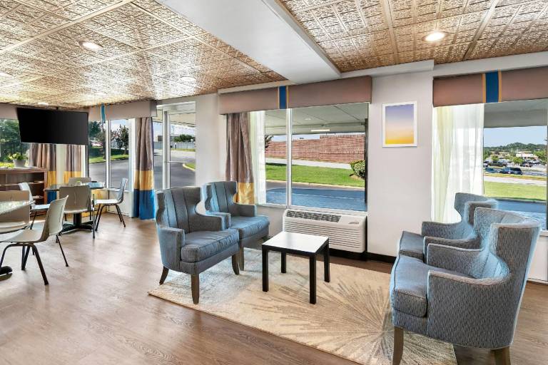 Days Inn by Wyndham Seneca — photo 2