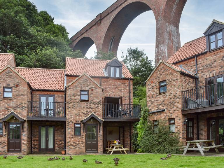 Cottage with garden | River view in Whitby