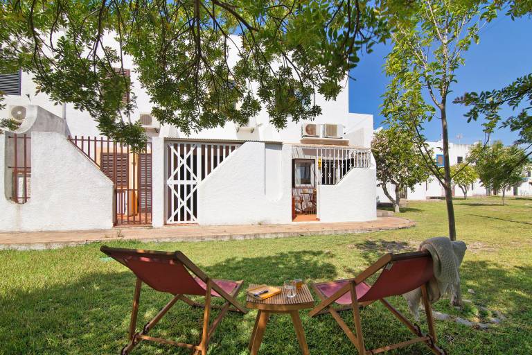 Villa with barbecue, yard & terrace | Garden view — photo 2