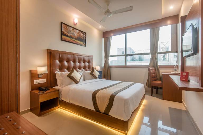 Super OYO Townhouse OAK Hotel Devanshi Inn