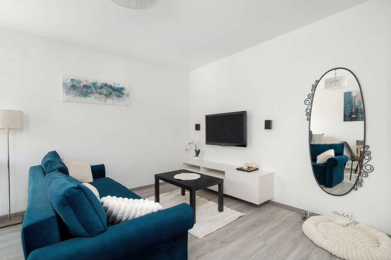 Przemys owa 50 Pozna Charming Apartment with Parking Balcony in Poznan