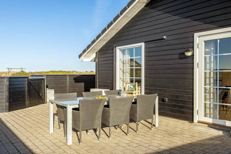 Fully equipped beautiful vacation home with yard | Pets allowed — photo 4