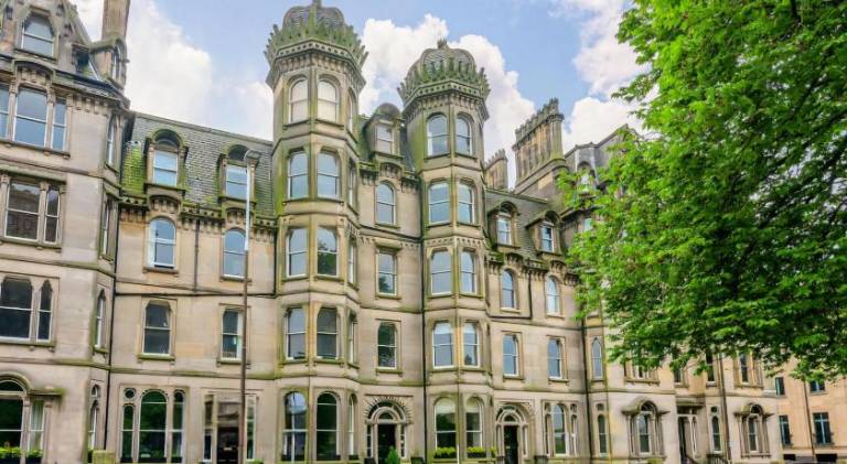 2 Bedroom Sofa bed in livingroom Castle View 1st floor sleeps 6 in Edinburgh