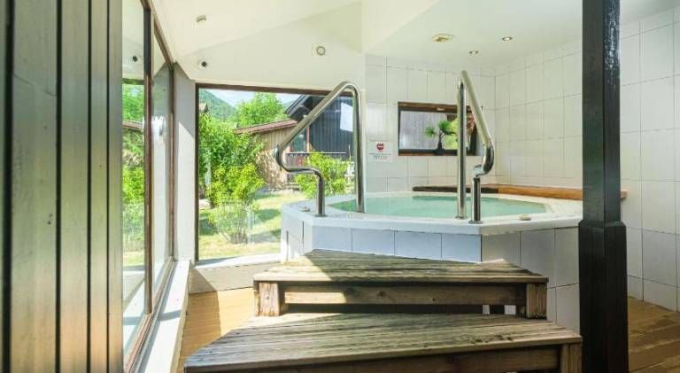 Chalet with jacuzzi, terrace & barbecue — photo 3