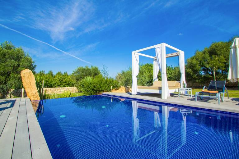 Vacation home with garden, hot tub & grill — photo 4