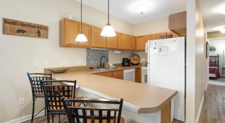 Bandit's Riverfront Retreat - Mountain View- Condo-Fishing-Balcony-Fireplace-Great Location! — photo 2