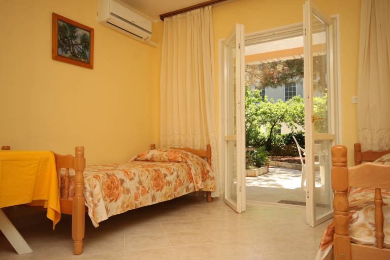 Charming apartment with patio, hot tub & grill | Pets allowed — photo 2