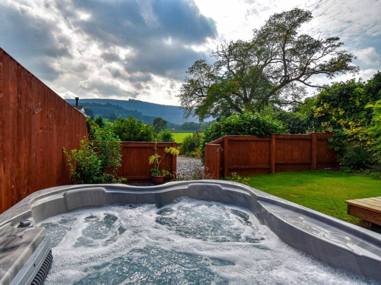 Cottage with yard, barbecue & hot tub | Dogs allowed — photo 2