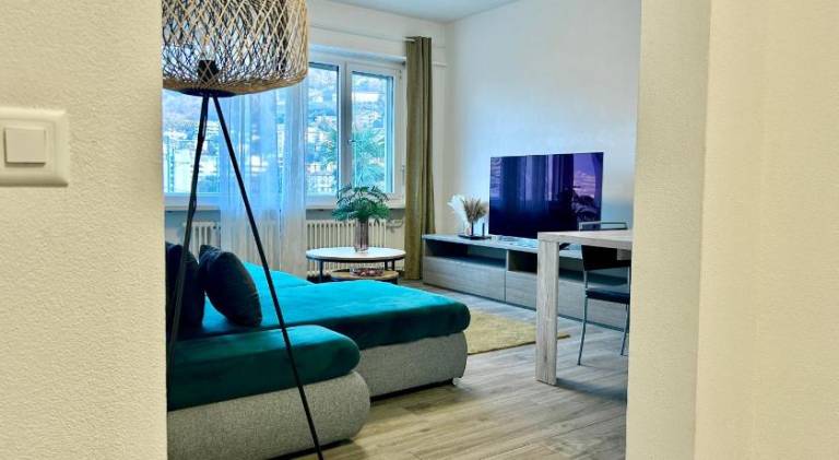 Spacious & Stylish Apartment - Partial Lake View — photo 2
