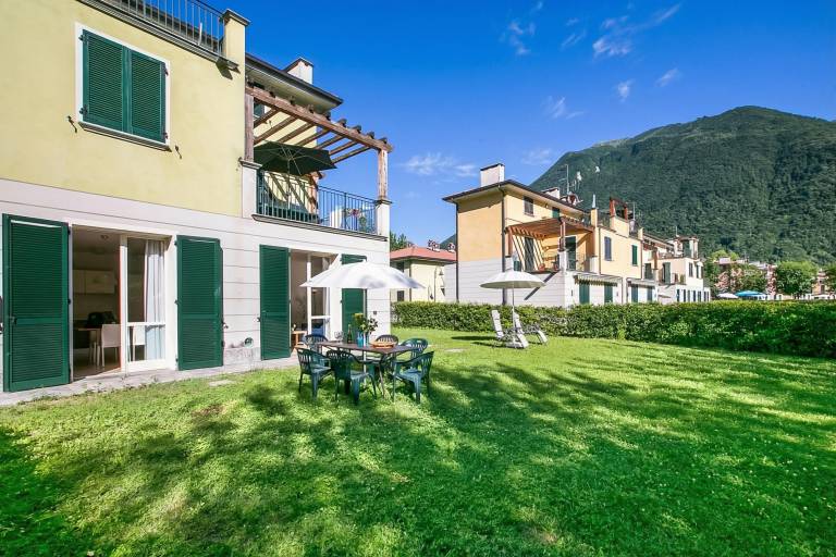 Rental apartment with yard, barbecue & patio | Lake view in Porlezza