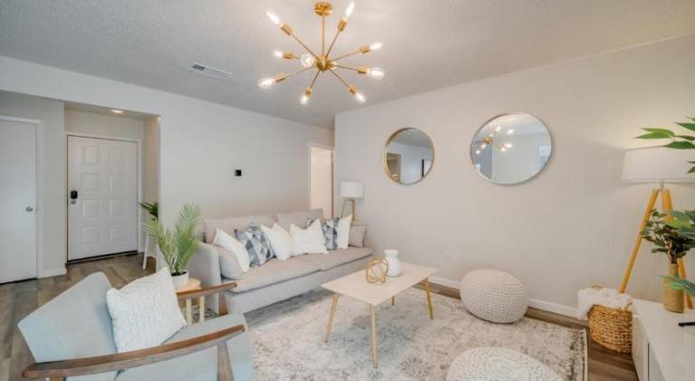 Stunning 4BR 2BA Hot Tub Cozy Holiday Home in Plano — photo 2