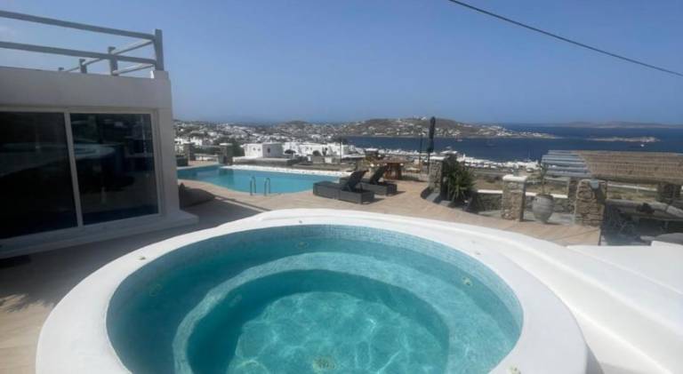 Villa with yard, BBQ & jacuzzi | Perfect for remote work — photo 3