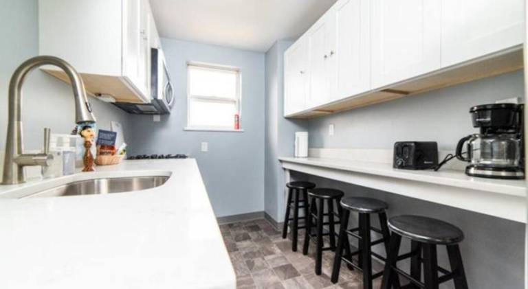 -- AGH Walkable - Free Parking - Washer & Dryer -- — photo 4