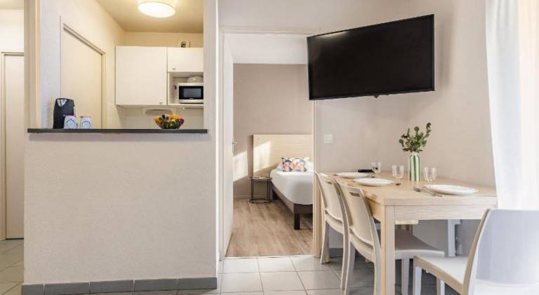 Serviced apartment with yard & terrace — photo 2