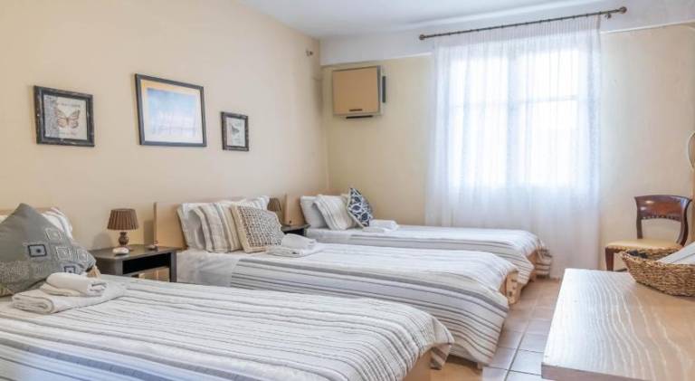 Vacation home with terrace in Chania