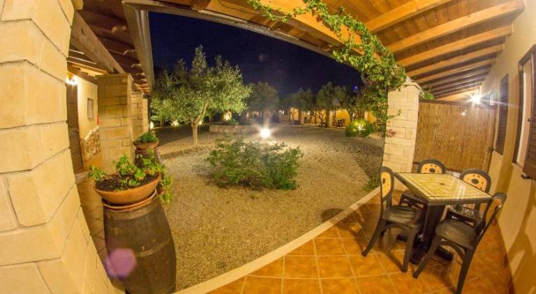 Lovely serviced apartment with terrace, pool & grill | Pets allowed — photo 4