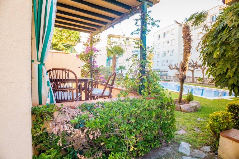 House with terrace, yard & pool | Garden view — photo 4