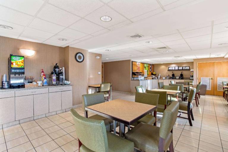 La Quinta Inn & Suites by Wyndham Boston Somerville — photo 3