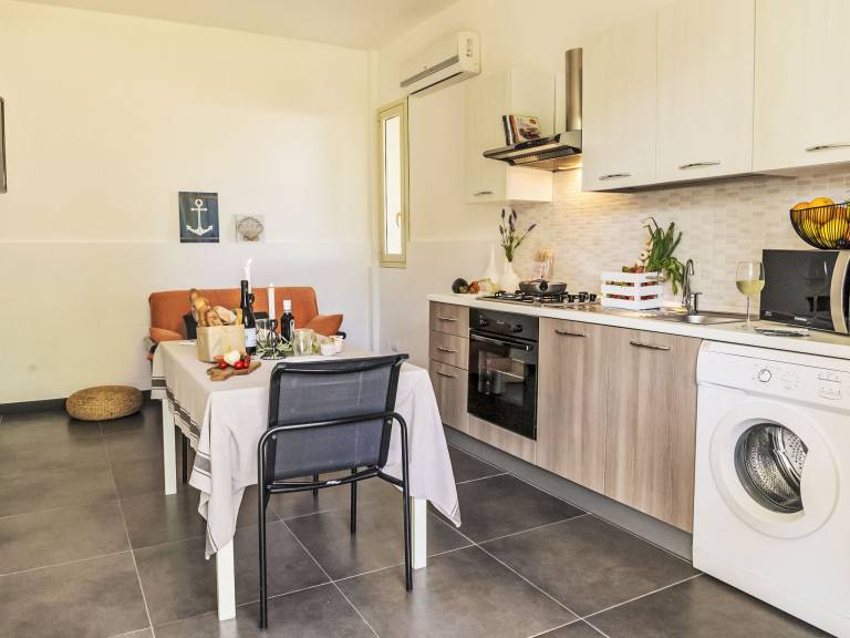 Holiday apartment with barbeque, pool & patio — photo 5