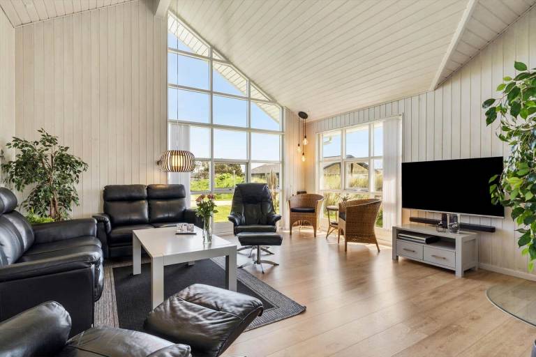 Family-oriented beautiful vacation home with hot tub, barbeque & sauna | Pets are welcome — photo 2