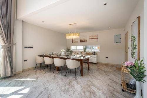 Charming villa with jacuzzi, patio & private pool | Pets allowed — photo 4