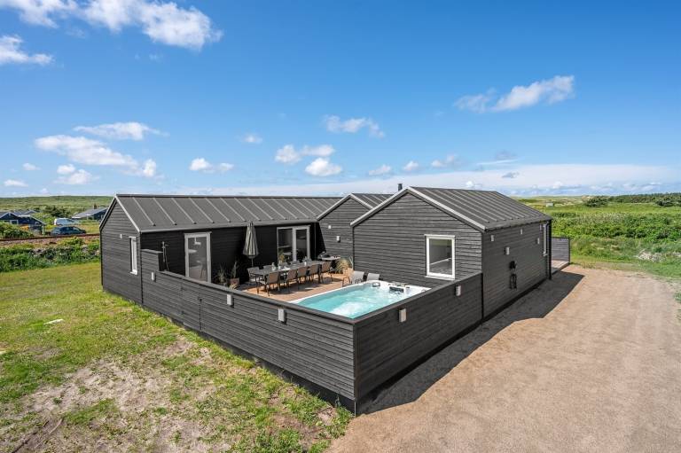 Vacation home with terrace, sauna & jacuzzi — photo 3