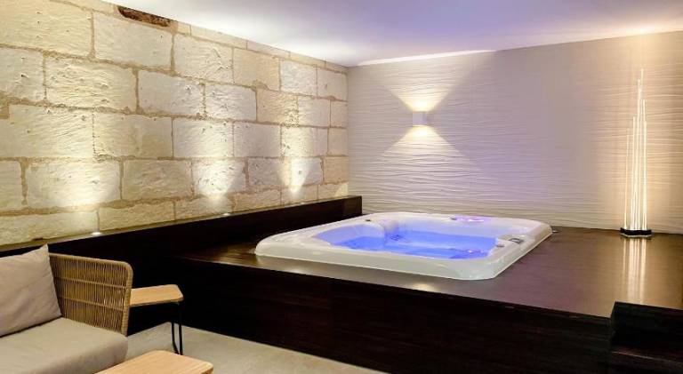 House with hot tub — photo 3